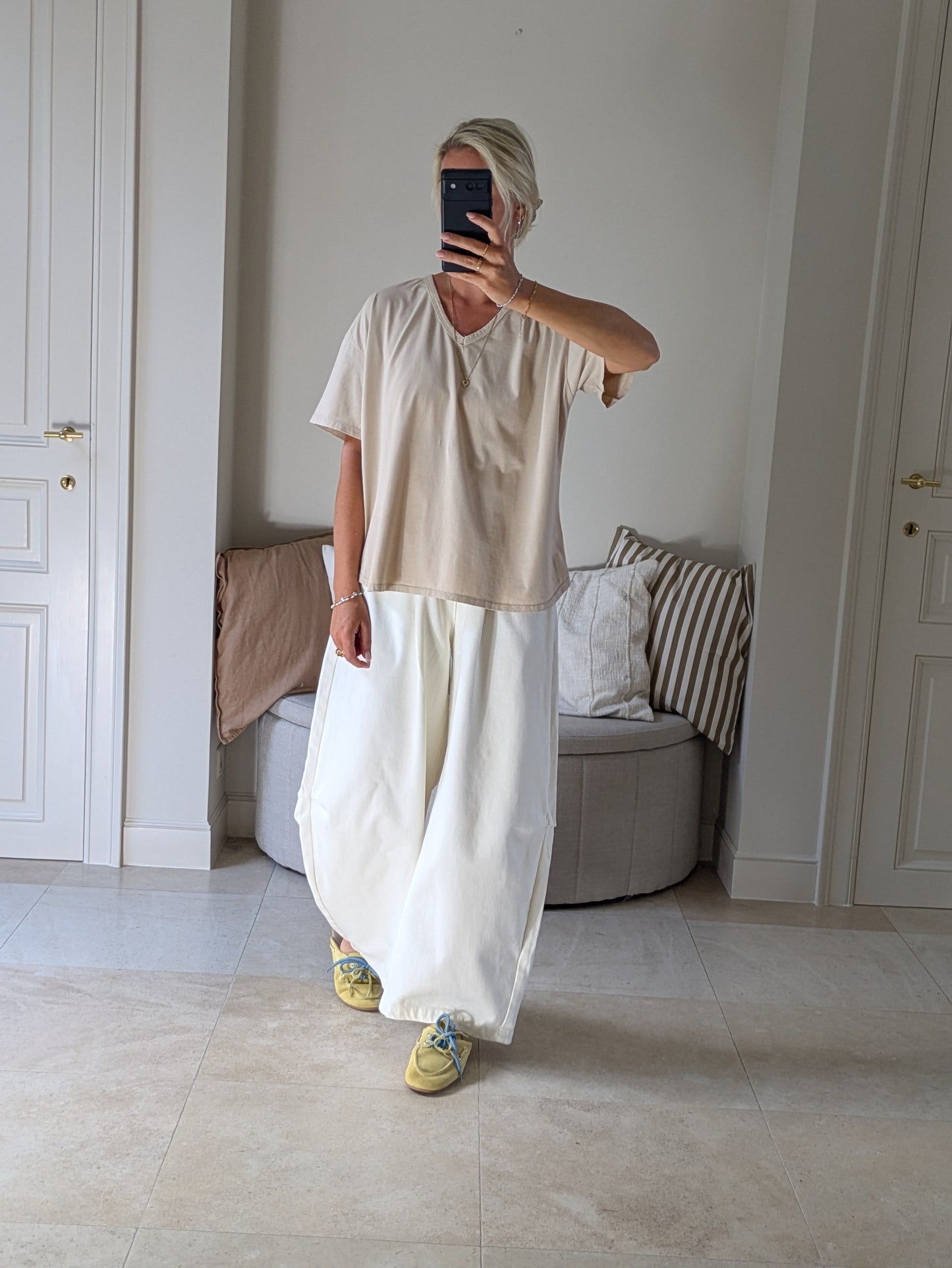 V-neck tee beige