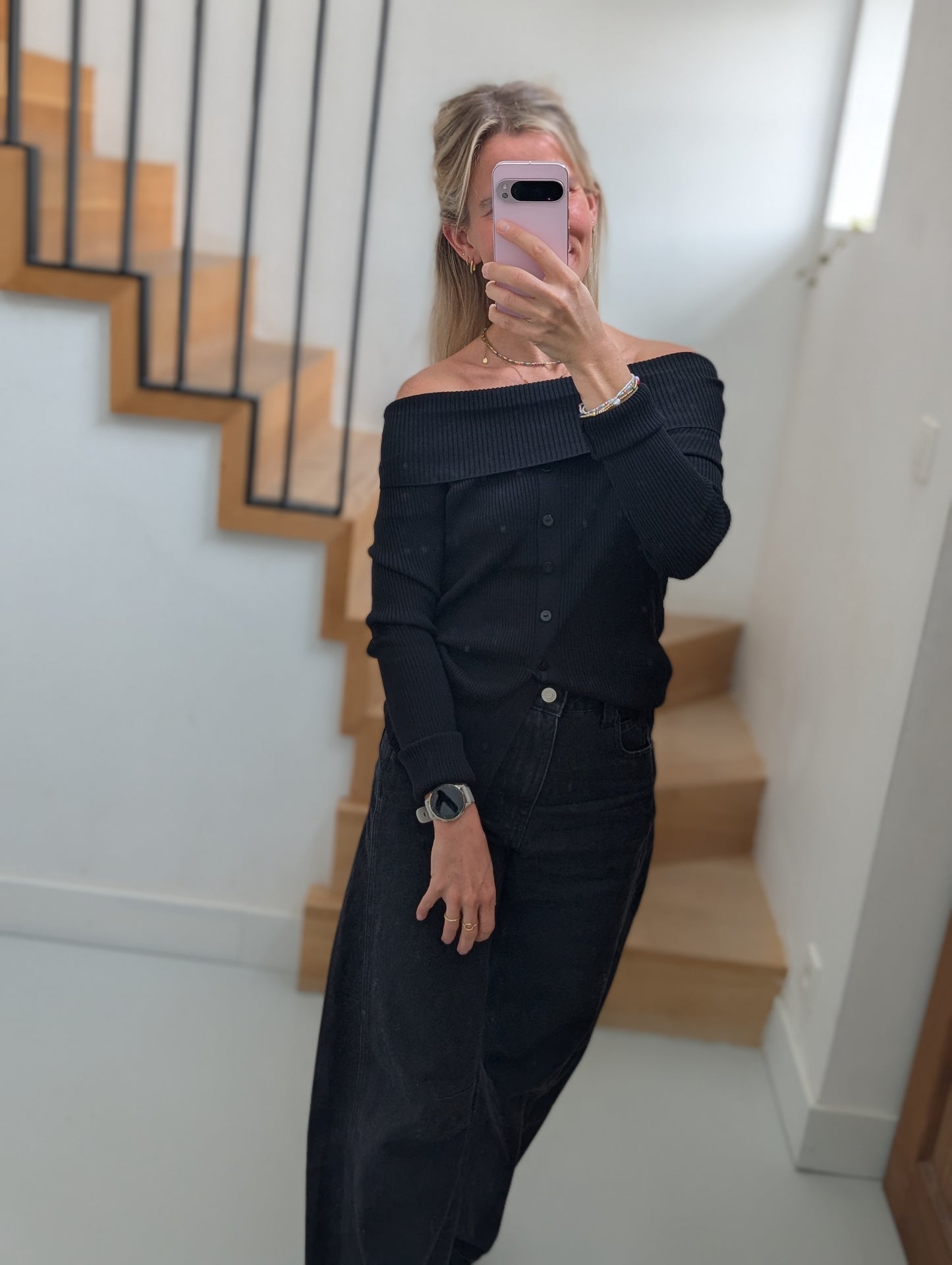 Off shoulder pull Sara black