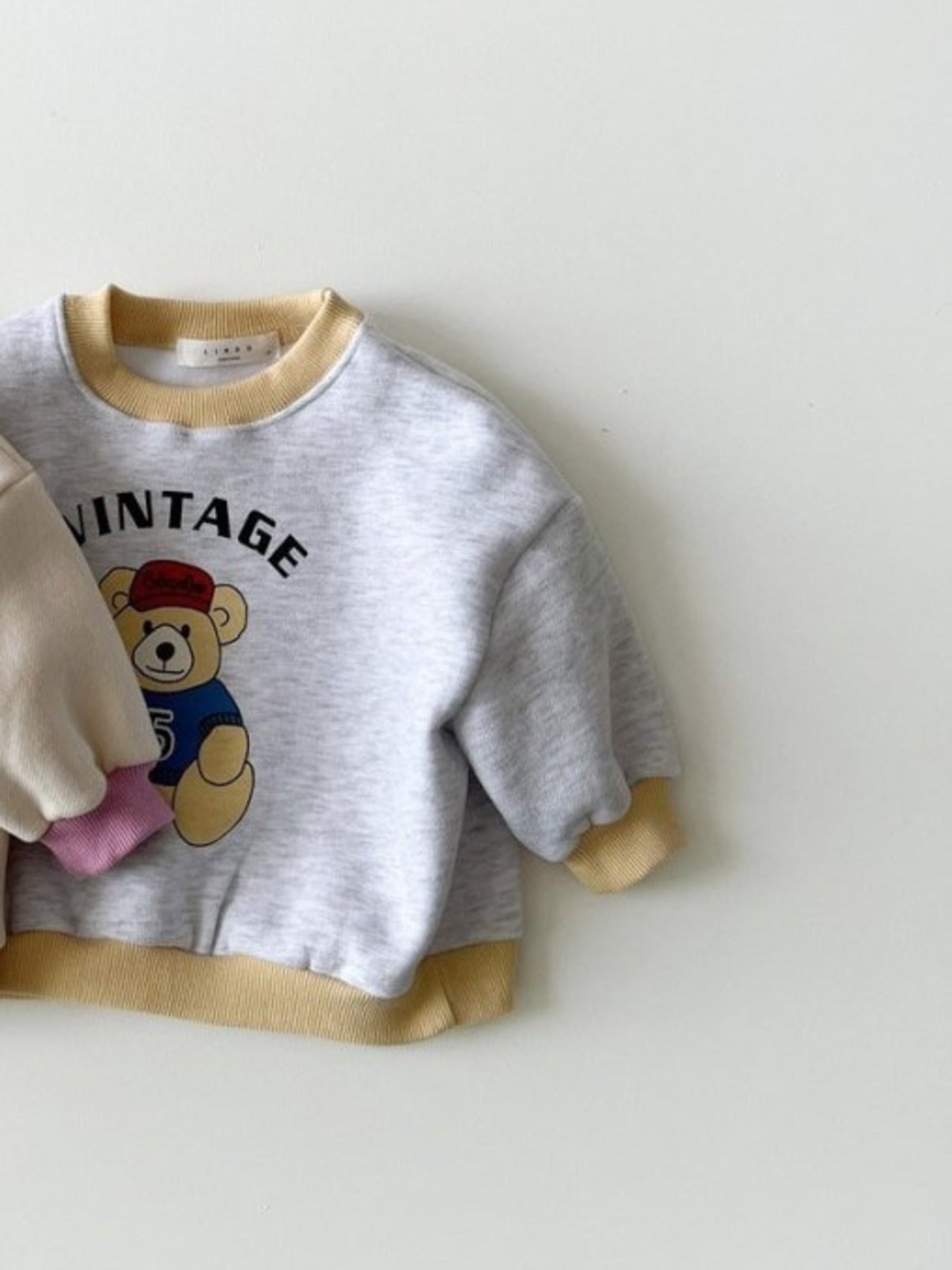 Vintage bear sweater geel