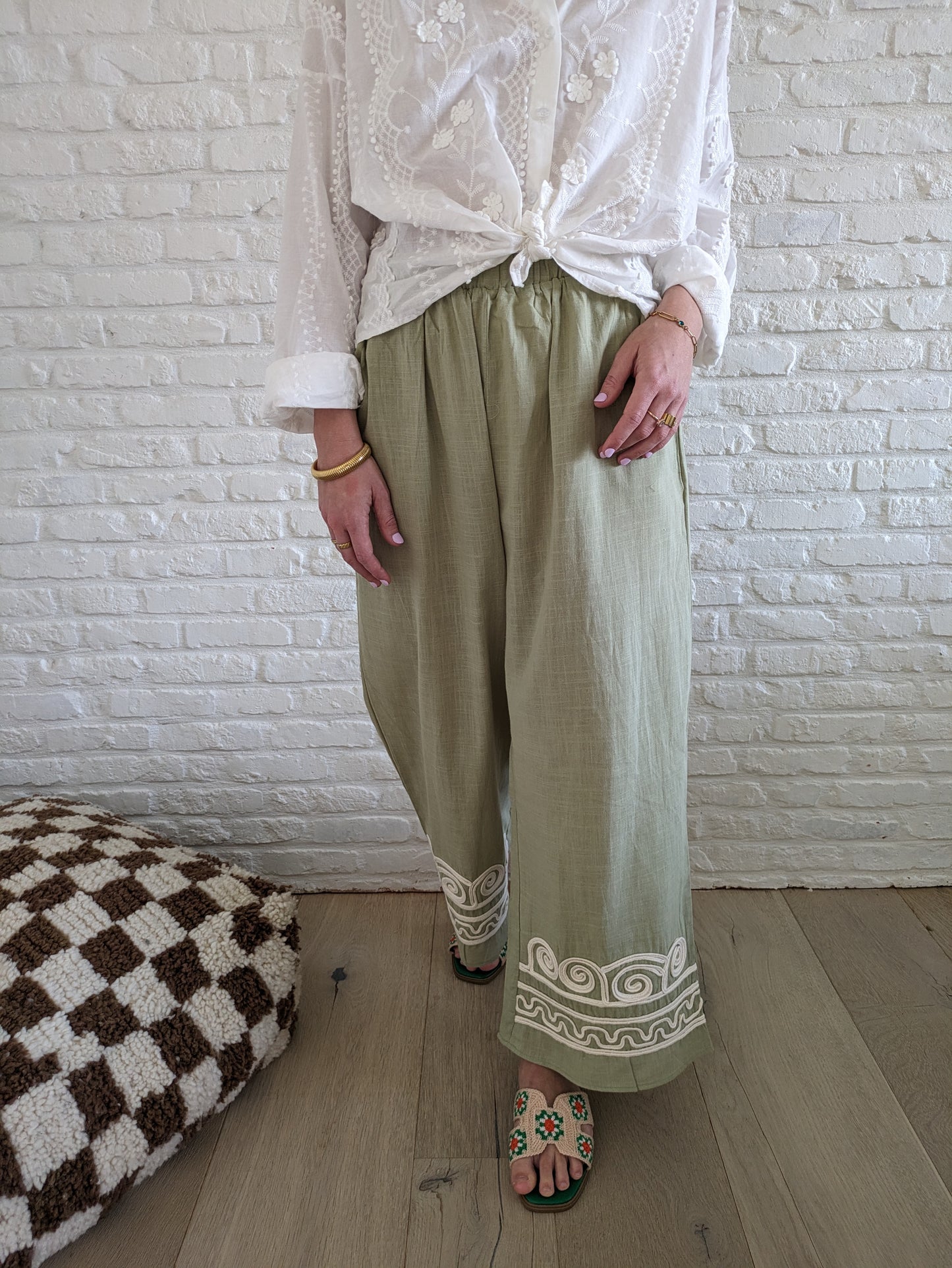 Soft green broek met detail