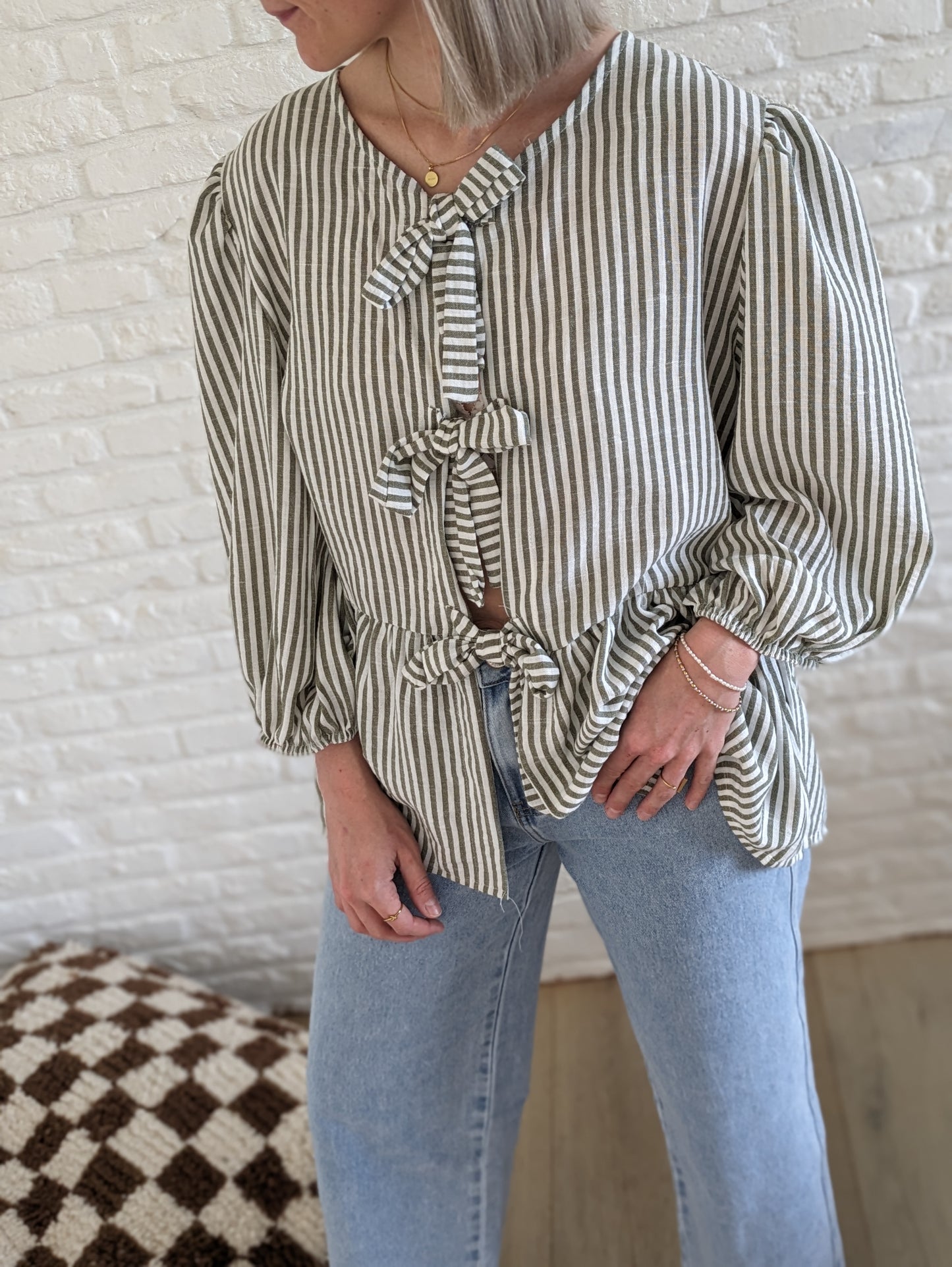 Streepjes blouse met strikjes kaki/cream