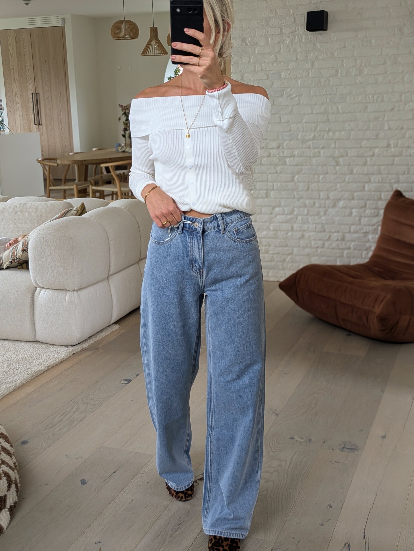 Off shoulder pull Sara white