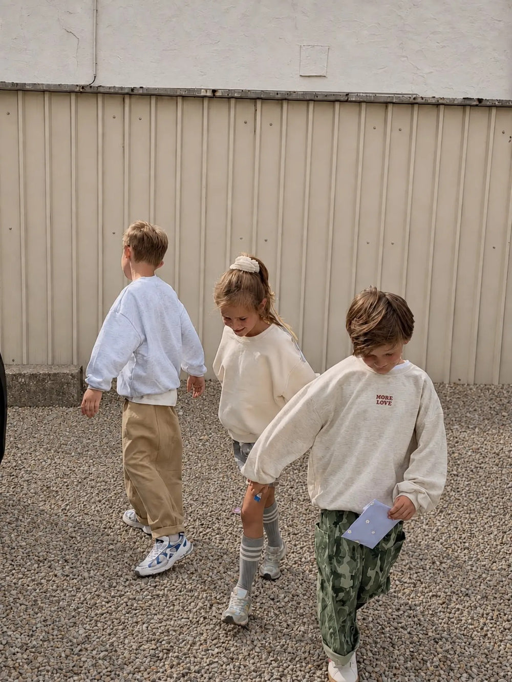 Drie kids in comfy sweaters en broeken